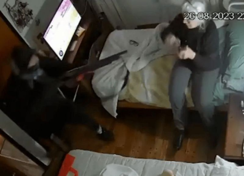 VIDEO | Delincuentes le apuntaron a la cabeza a una jubilada en La Plata, la golpearon y le mataron a su perro a balazos