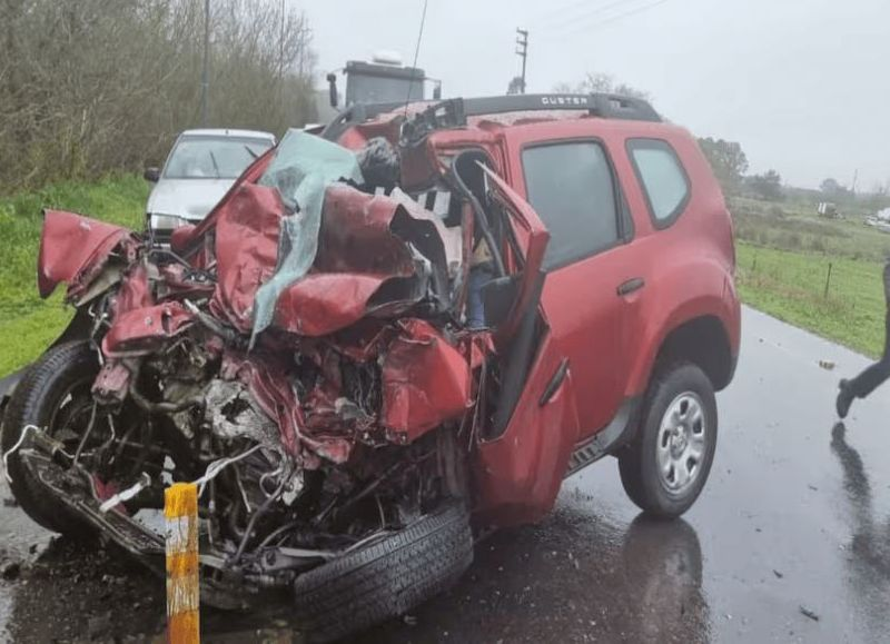 La Plata: una camioneta y un micro chocaron de frente y uno de los conductores falleció