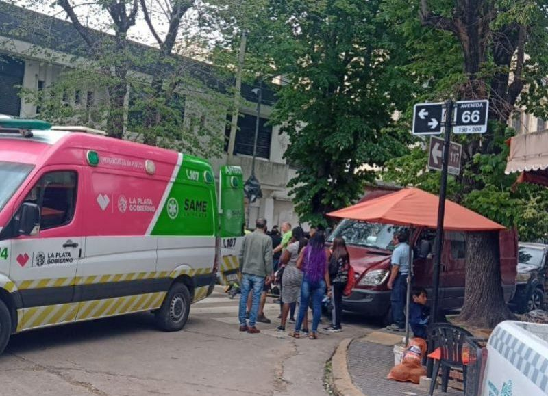 El Mondongo: dos motochorros cayeron tras arrebatar un celular y chocar a una camioneta