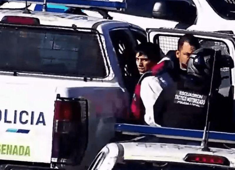 Robó una camioneta estando armado, lo siguió la policia y fue arrestado tras chocar contra un poste
