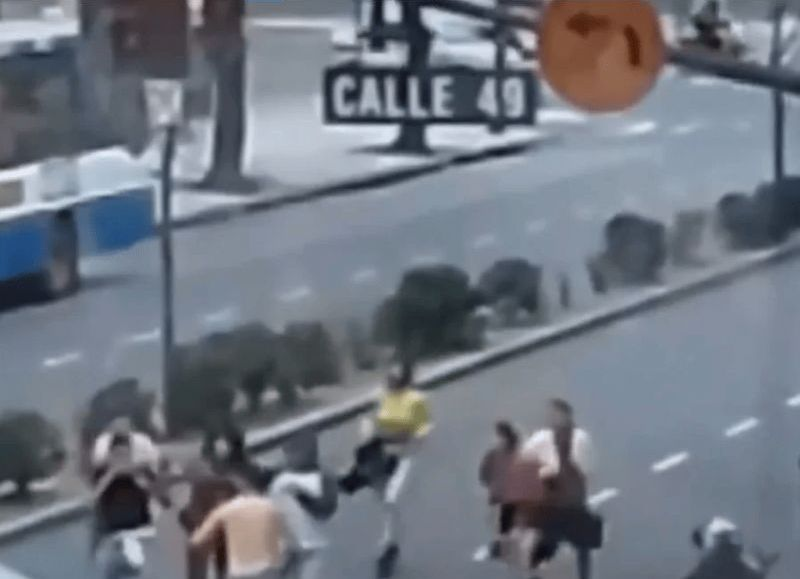 MIRÁ EL VIDEO | Este sábado, la esquina de 7 y 49 fue sede de una batalla campal