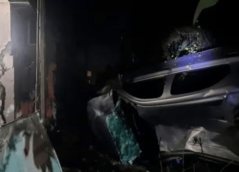 La Plata: un joven de 18 años murió tras perder el control de su auto, volcar, y se incrustarse contra una casa