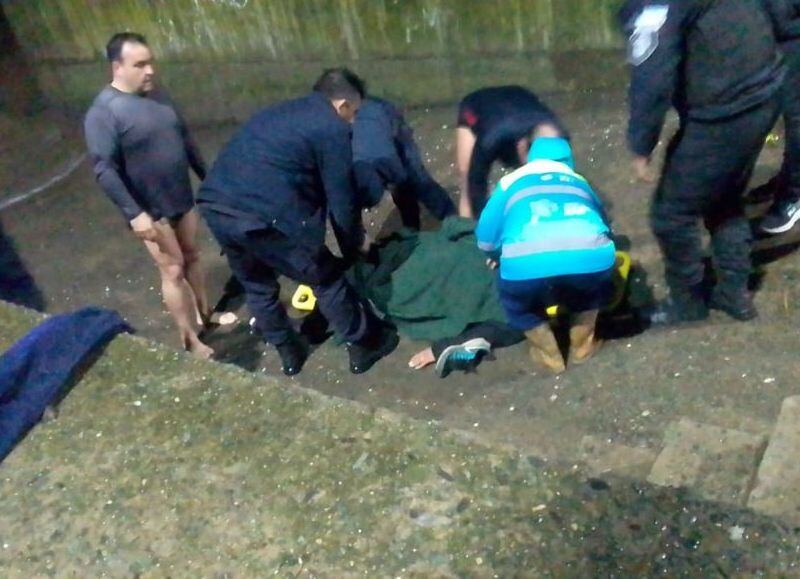 MIRÁ EL VIDEO | Rescate en Punta Lara: mujer intentó quitar su vida en medio de la tormenta