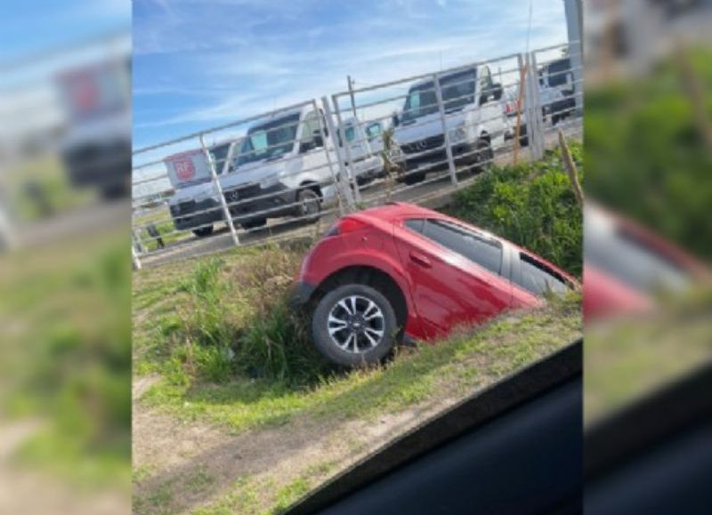 Lisandro Olmos: un penitenciario se quedó dormido y se metió con el auto en un zanjón