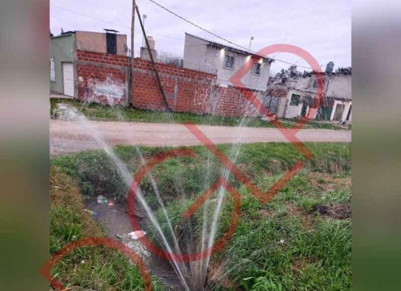 MIRÁ EL VIDEO | ABSA dejó una zanja abandonada en La Plata: los vecinos la llaman 'Fuente de Deseos'"
