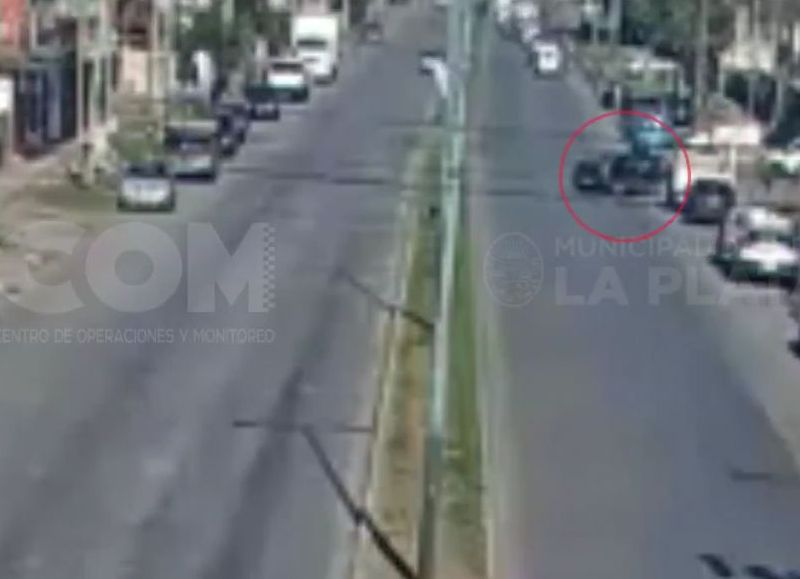 MIRÁ EL VIDEO | Dobló en u en avenida 520, y provocó la muerte de un bombero