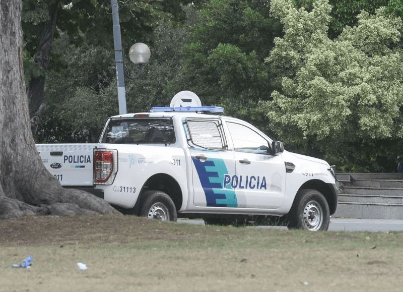 Un vecino de La Plata pactó una compra Facebook, lo esperaron con un arma y le robaron 1.100 dólares