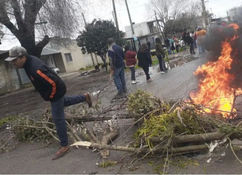 La Plata: Vecinos Melchor Romero cortan la calle ante un reclamo constante