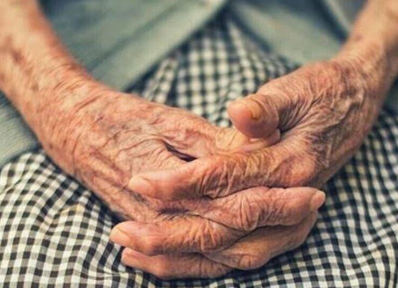 Despertaron a una mujer de 90 años, la agredieron y amenazaron con cortarle una oreja