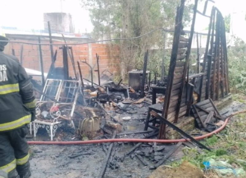 Una casa de Ensenada se prendió fuego y terminó destruida por completo
