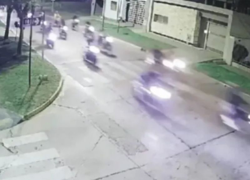 Una banda de 100 motoqueros asaltó a un joven en La Plata