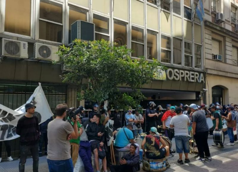Más de 300 afiliados pidieron la renuncia del corrupto de Voytenco en la puerta de UATRE