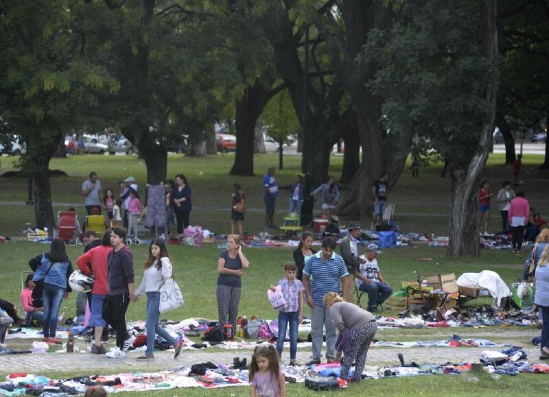 Anarquía en el Parque Saavedra: Vecinos acusan a manteros ilegales de destruir el pulmón verde de La Plata