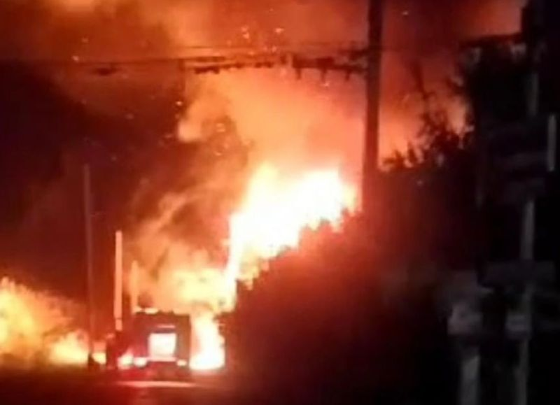 VIDEO | Incendio de pastizales y cañas afectó líneas eléctricas en Berisso: Alarmante Situación en la Ruta 15 y Bagliardi