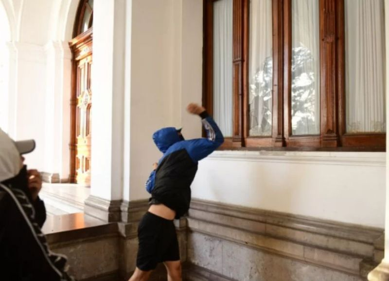 Detuvieron a cuatro personas por los daños al Palacio Municipal: no eran parte de la marcha