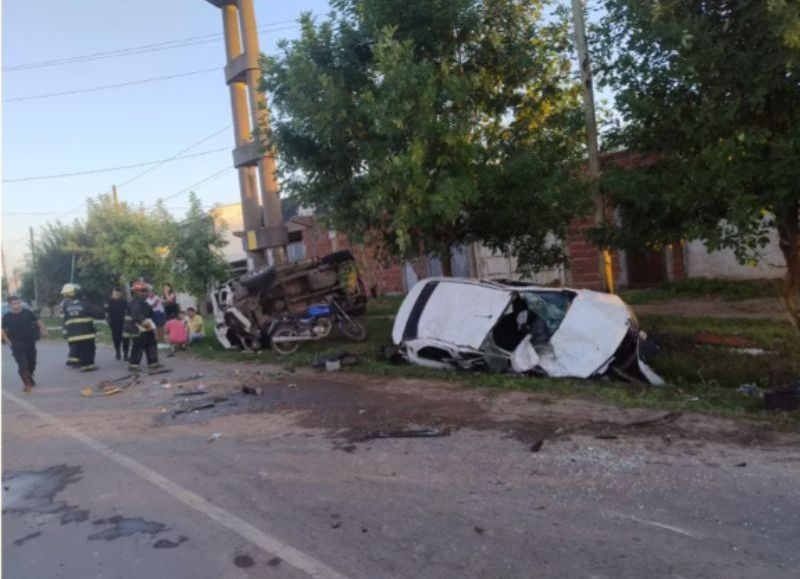 Trágico accidente en Melchor Romero: un muerto y varios heridos tras choque y vuelco en la zona oeste