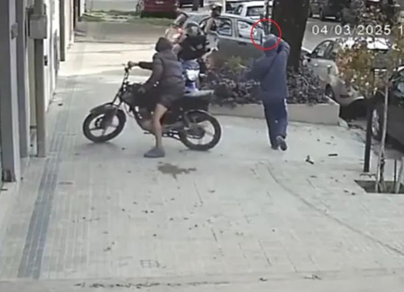 VIDEO | La gente de La Plata no aguanta más: Motochorros asaltaron a mano armada a joven pareja a plena luz del día en 41 entre 24 y 25