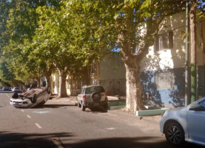 Un accidente de tránsito en La Plata dejó a una mujer gravemente herida