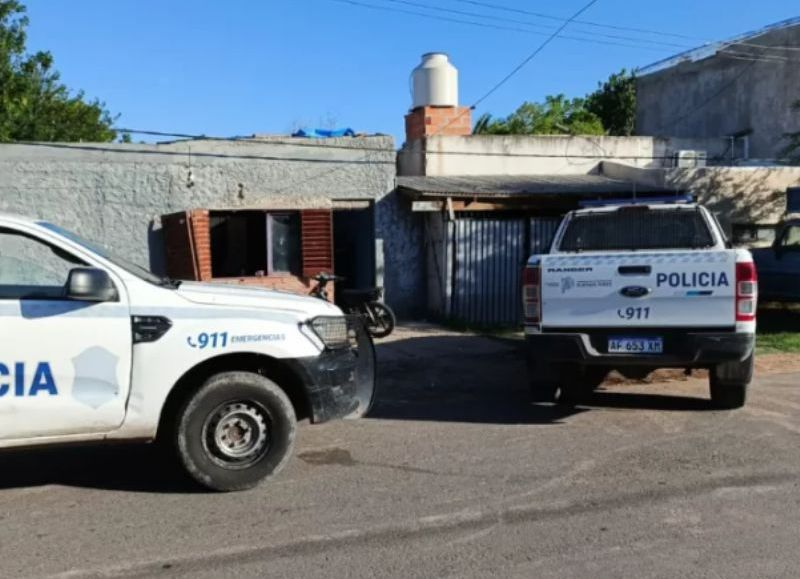 Llamaron al 911 por música alta en Arturo Seguí y el dueño de la casa le puso un arma en la cabeza a una policía