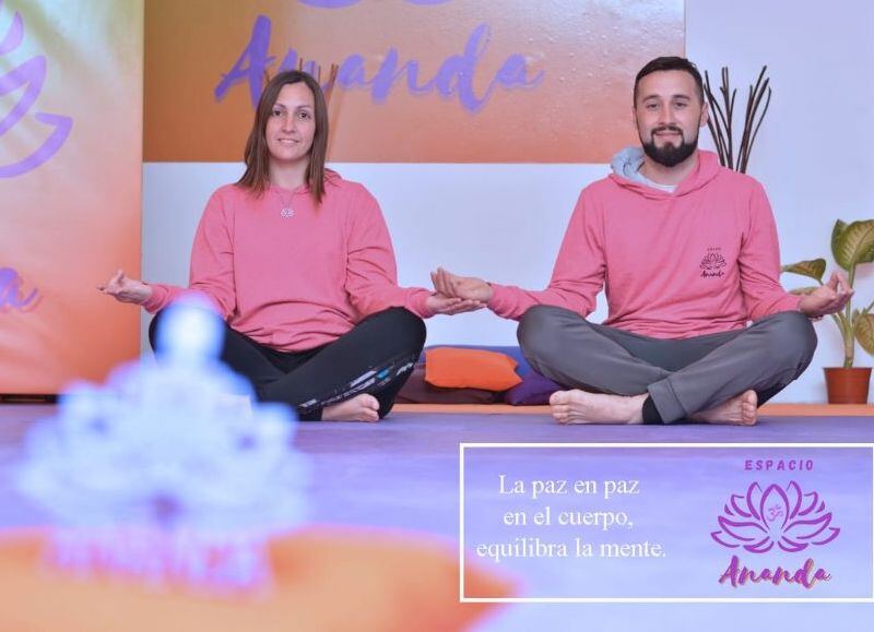 Dejó la medicación gracias al yoga y hoy lidera un espacio de bienestar único en La Plata
