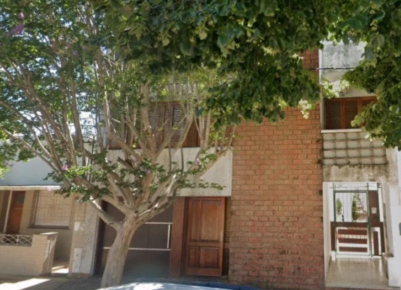 Un abuelo platense miraba la TV en su living y sorpresivamente le colocaron un toallón en la cabeza con múltiples gritos