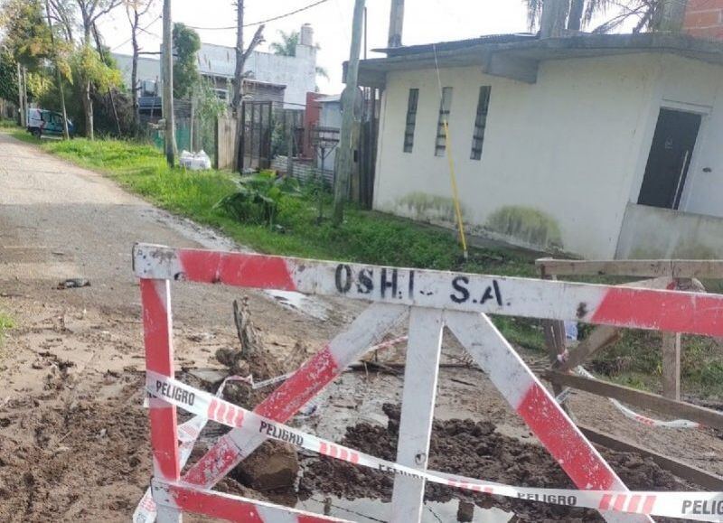 Pérdida de agua en la avenida 610 genera roturas, caos vehicular y quejas vecinales