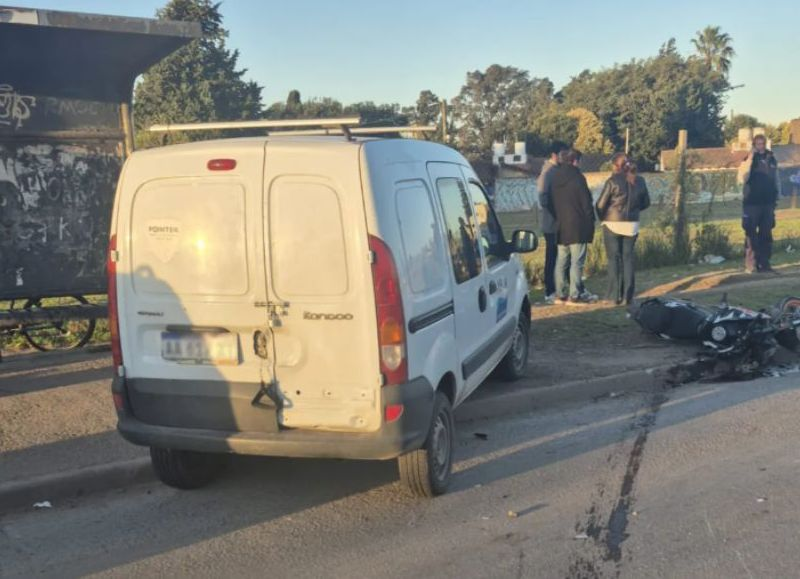 Grave accidente en Villa Elvira: un motociclista lucha por su vida tras chocar con una camioneta de ABSA