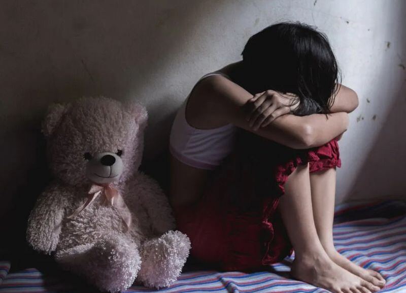 Horror en Los Hornos: un abuelo en la mira por tres años de abuso a la nieta