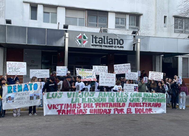 Protesta por víctimas de fentanilo adulterado: familiares se manifestaron frente al Hospital Italiano en La Plata