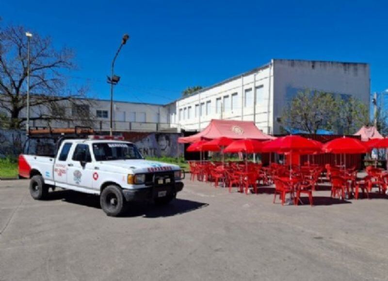 Bomberos voluntarios en busca de fondos: se presentaron con un puesto de sándwiches en Berisso