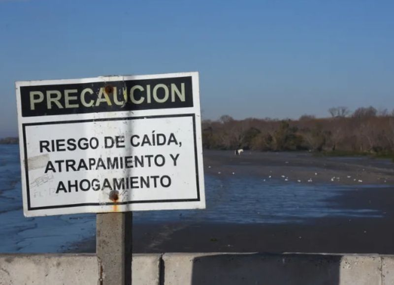 Investigan a ABSA por un desastre ambiental en Berisso: denuncian vuelco de aguas negras sin control al Río de la Plata