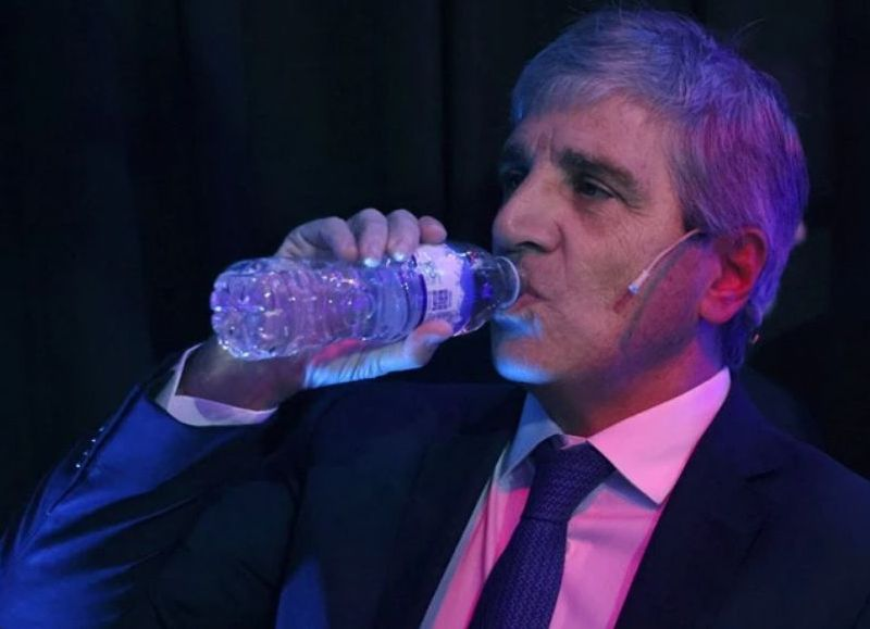 Economistas acusan a Caputo de dibujar el superávit financiero: "esconden los intereses de la deuda"