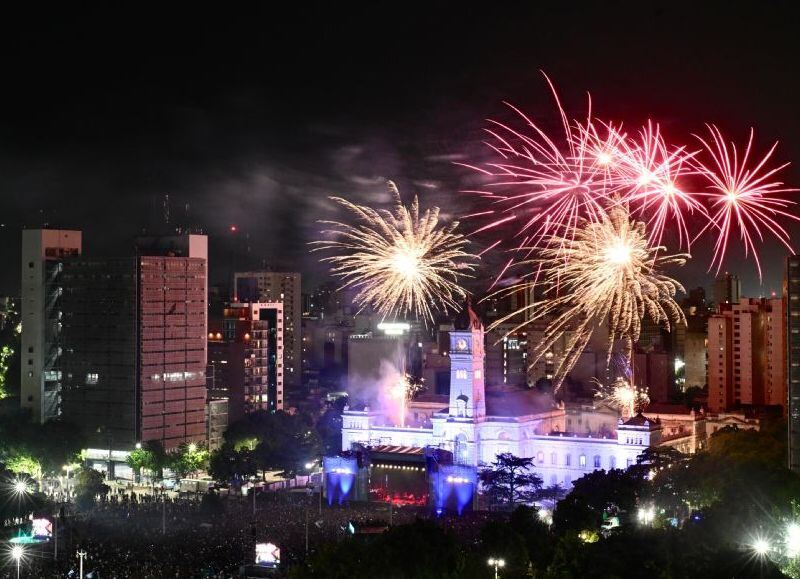 Más de 100 mil personas colmaron Plaza Moreno para festejar los 143 años de La Plata