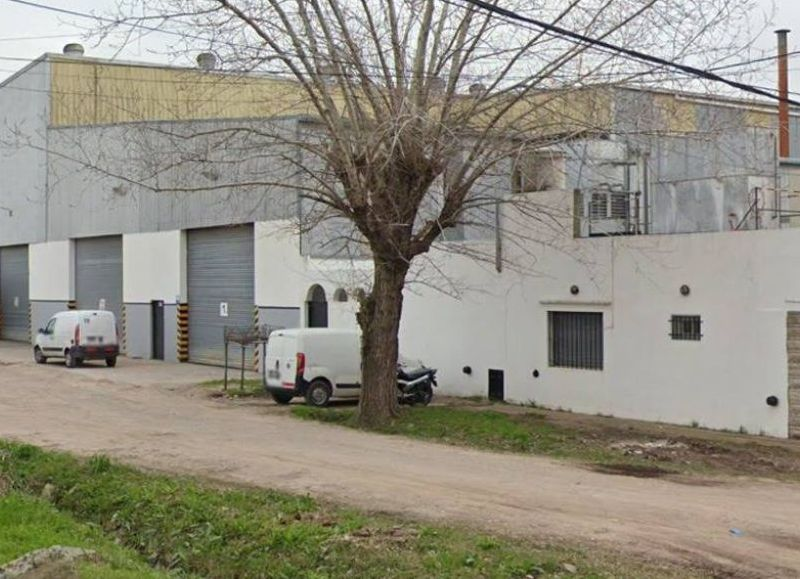 Balearon a un vigilador privado en una fábrica de La Plata: se llevaron 200 millones y 100.000 dólares