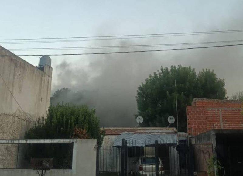 Un niño jugaba con un encendedor y desató el incendio que causó la muerte de una mujer y dos niñas en La Plata