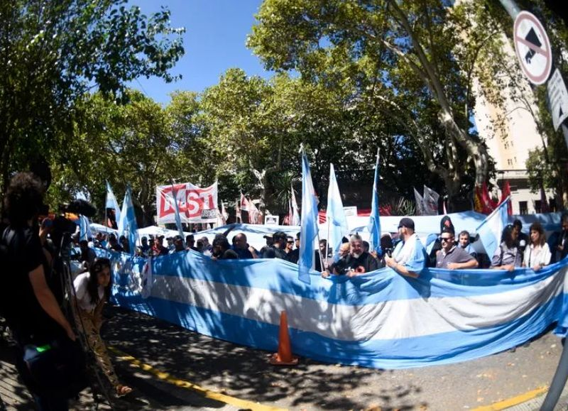 Trabajadores de Fate coparon La Plata en defensa de sus puestos laborales