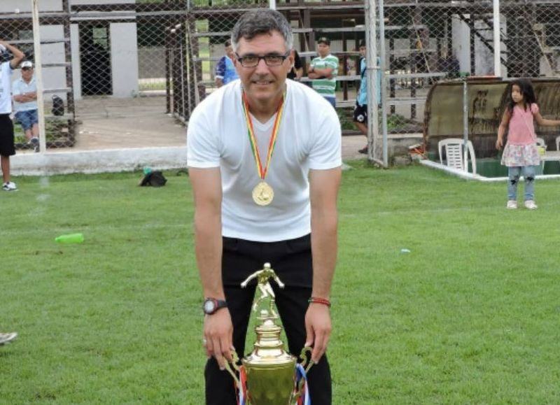 Es de Azul, creó un método que apuesta a la cabeza para ganar partidos de fútbol y ya da que hablar