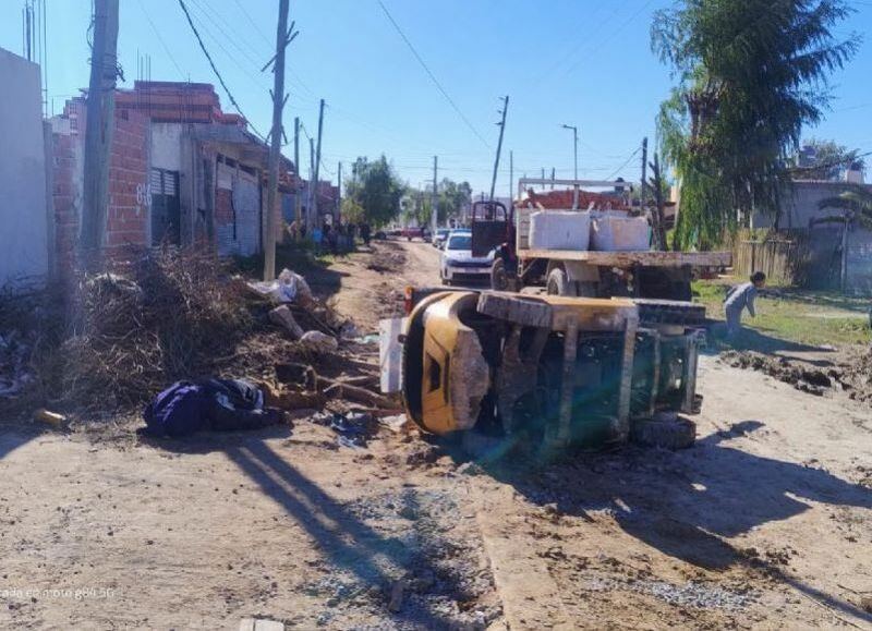 Tragedia laboral en Berisso: un trabajador murió aplastado por un montacargas que volcó en plena calle