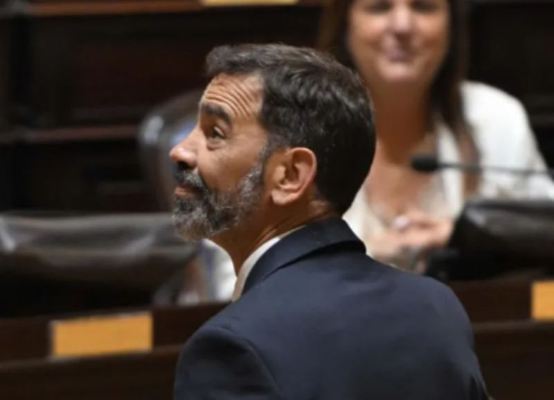 Mientras le siguen encontrando propiedades nuevas a Adorni, Osaba presentó un proyecto para eliminar el Impuesto de Sellos en la Provincia