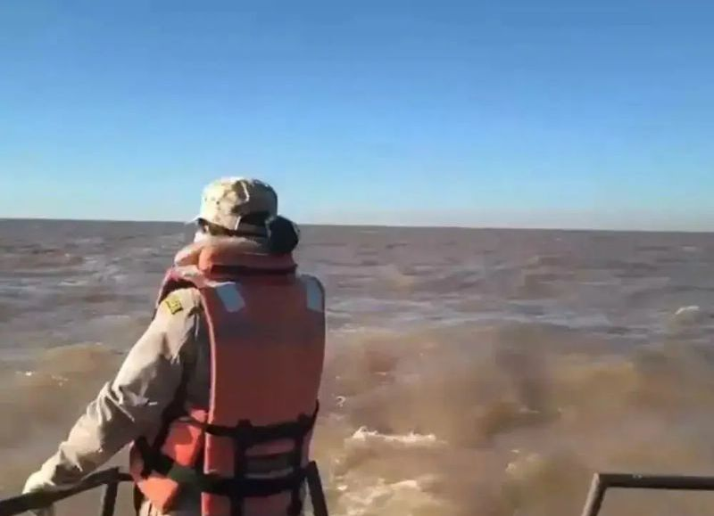 Sigue la intensa búsqueda de los cinco pescadores desaparecidos en el Río de la Plata