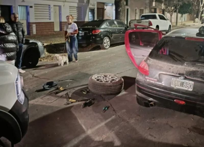 Detuvieron a dos hombres en La Plata por robar una rueda de una Ford Ranger