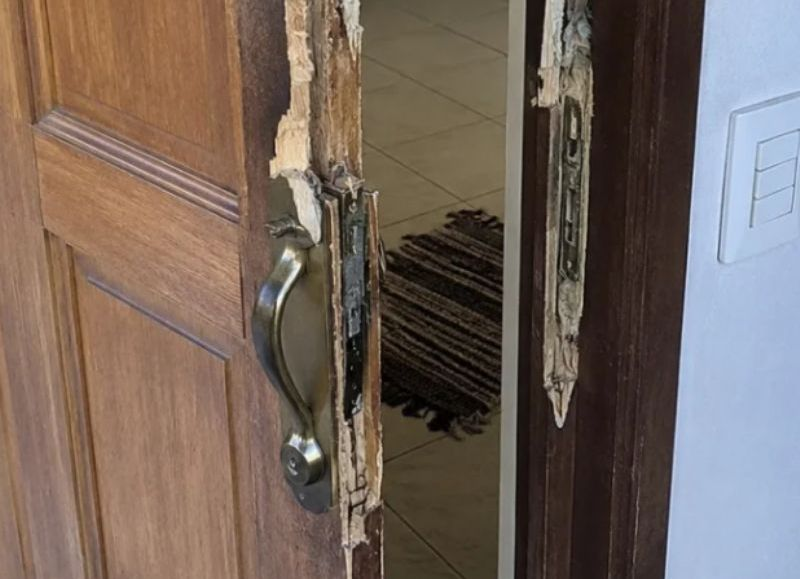 Indignante: le barretearon la puerta y le robaron los ahorros de toda una vida a un matrimonio de La Plata