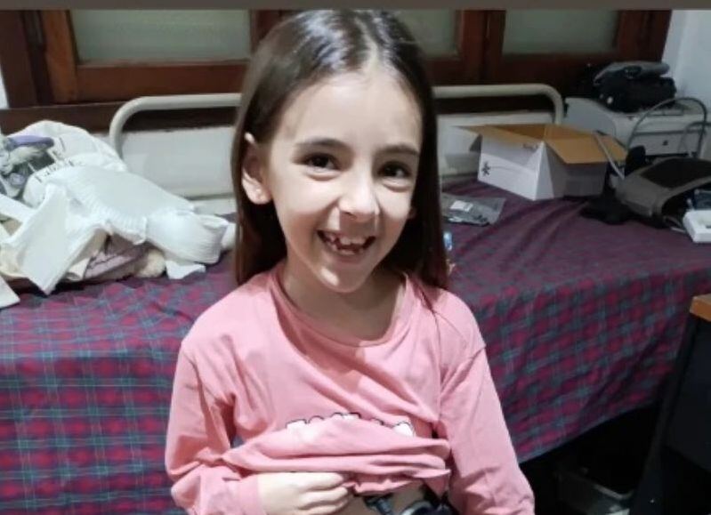 Emma tiene 8 años, lucha por crecer y su mamá busca trabajo para sostener el tratamiento