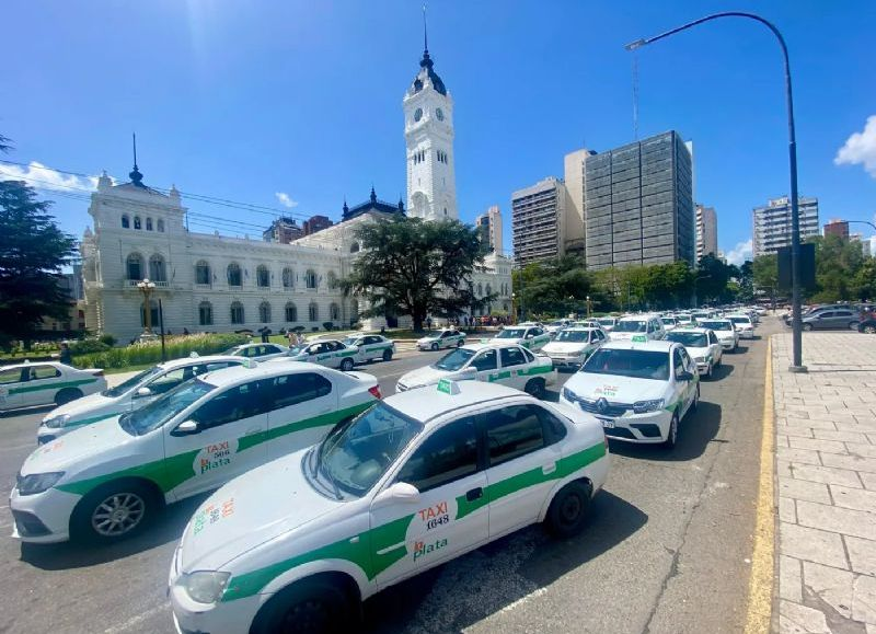 Crisis del GNC en La Plata: taxistas piden al Municipio un subsidio de $60.000 por día para cada trabajador