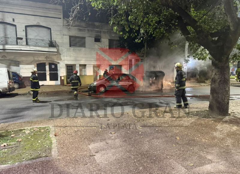 AHORA | Barrio Norte bajo ataque: incendiaron otro auto en Plaza Alsina y ya son tres en menos de una semana