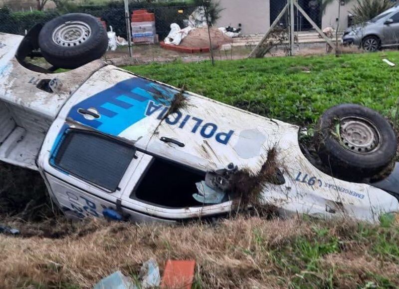 Un patrullero volcó durante una persecución en La Plata: hubo tres detenidos y secuestraron dos motos robadas
