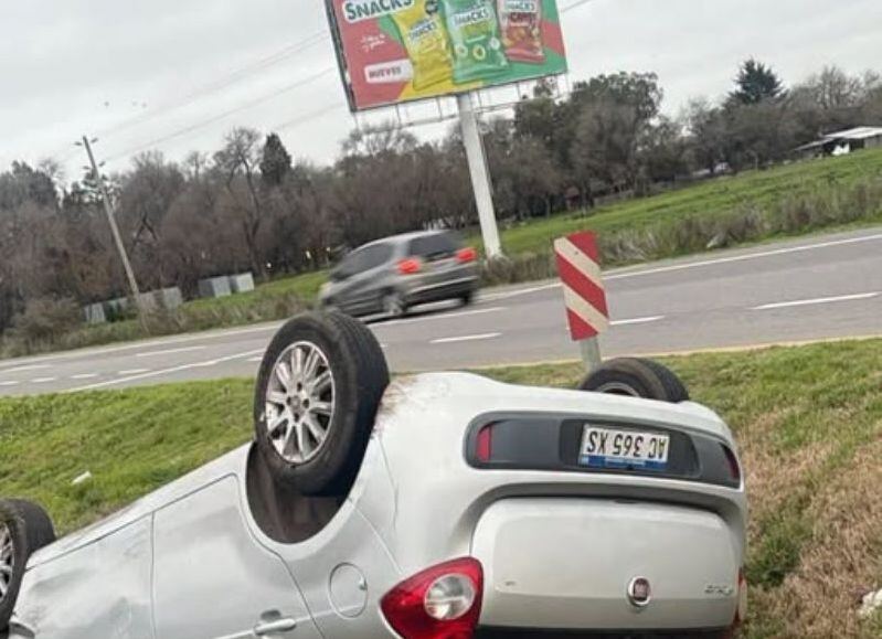 Despiste y vuelco en la Ruta 2: una policía salió ilesa