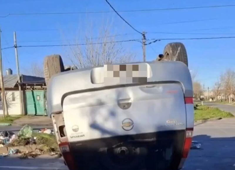 Fuerte impacto en San Carlos: un auto chocó contra un container y hubo un herido