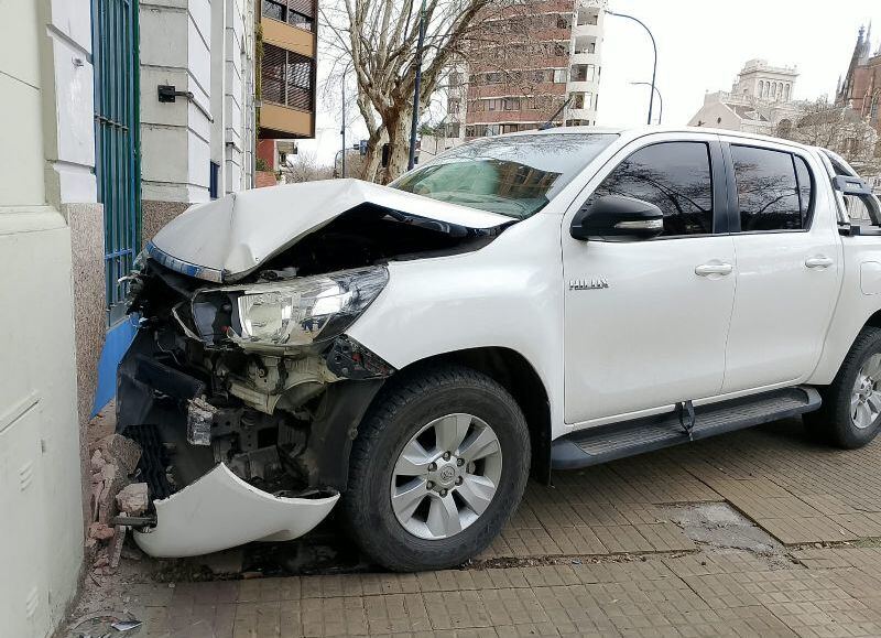 Murió un hombre de 67 años tras descompensarse al volante y chocar en Plaza Moreno
