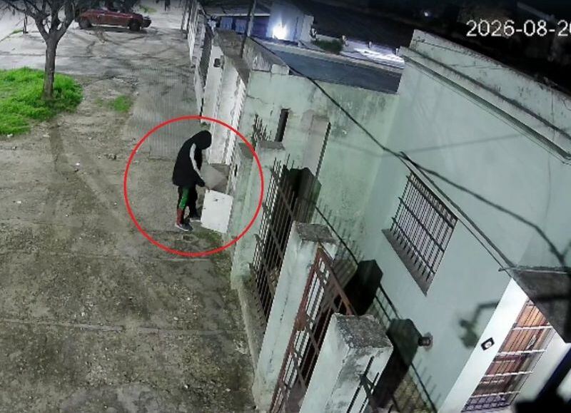 Robó un medidor de gas en Tolosa y quedó filmado por una cámara de seguridad
